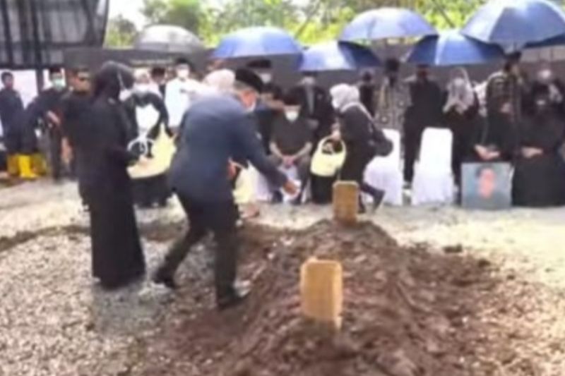Jenazah Emmeril Kahn selesai dimakamkan