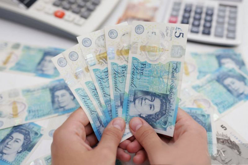 Biaya hidup meroket, sebagian warga Inggris beralih ke judi dan kripto