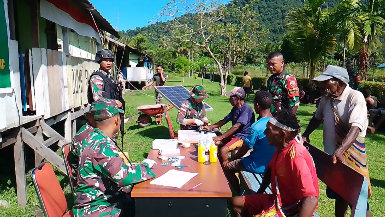 TNI berikan pelayanan kesehatan gratis bagi warga di perbatasan Papua TNI berikan pelayanan kesehatan gratis bagi warga di perbatasan Papua