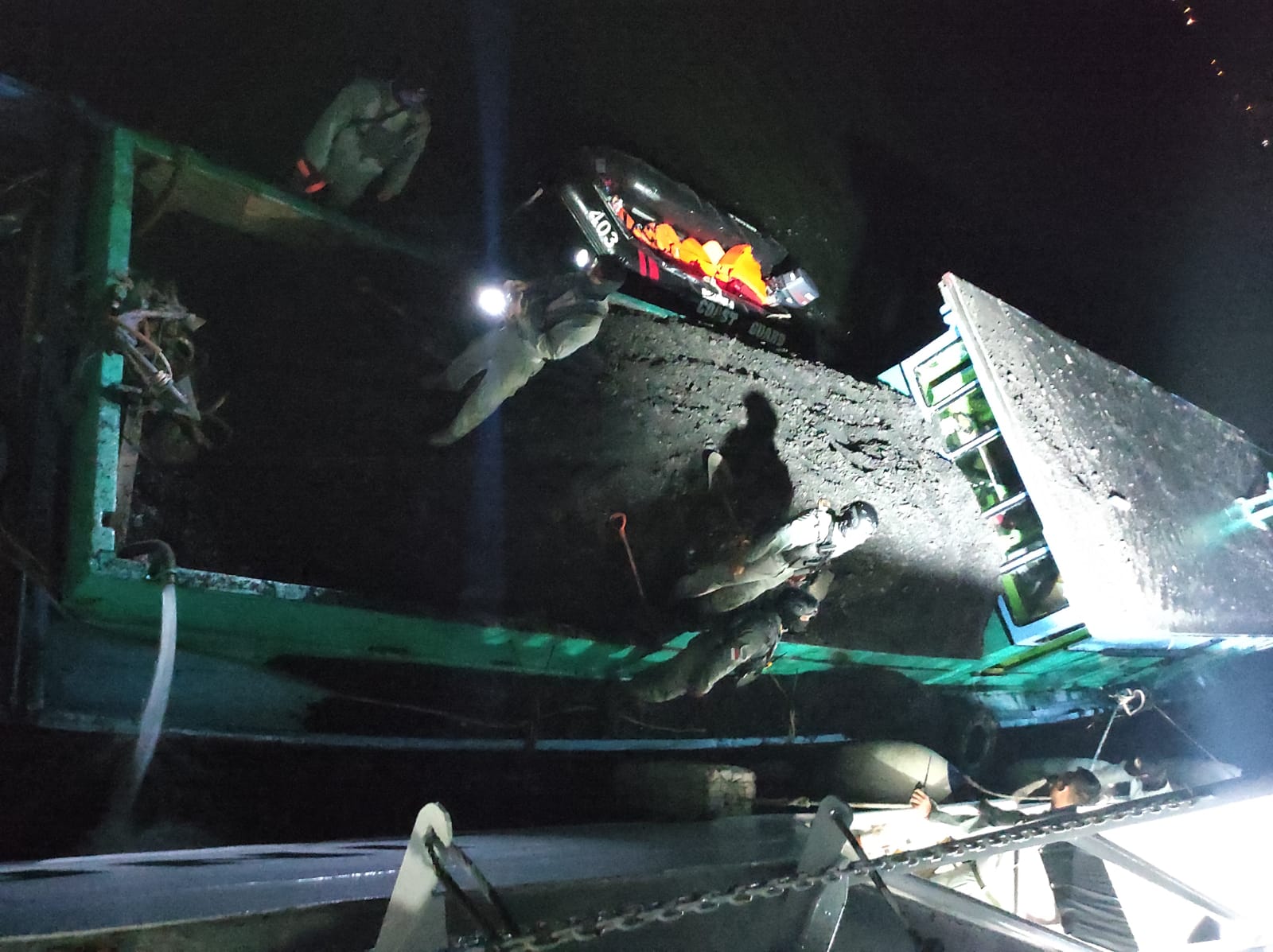 KN. Kuda Laut-403 Bakamla RI gagalkan aksi pencurian batubara di Samarinda KN. Kuda Laut-403 Bakamla RI gagalkan aksi pencurian batubara di Samarinda