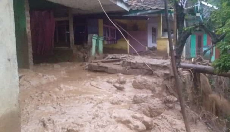 4 Juni 2021: Puluhan rumah di Desa Cibokor Cianjur tertimbun longsor 4 Juni 2021: Puluhan rumah di Desa Cibokor Cianjur tertimbun longsor
