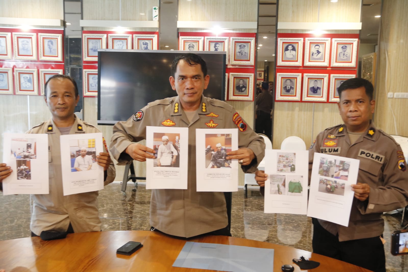 Polda Jateng tetapkan tiga pimpinan Khilafatul Muslimin sebagai tersangka Polda Jateng tetapkan tiga pimpinan Khilafatul Muslimin sebagai tersangka