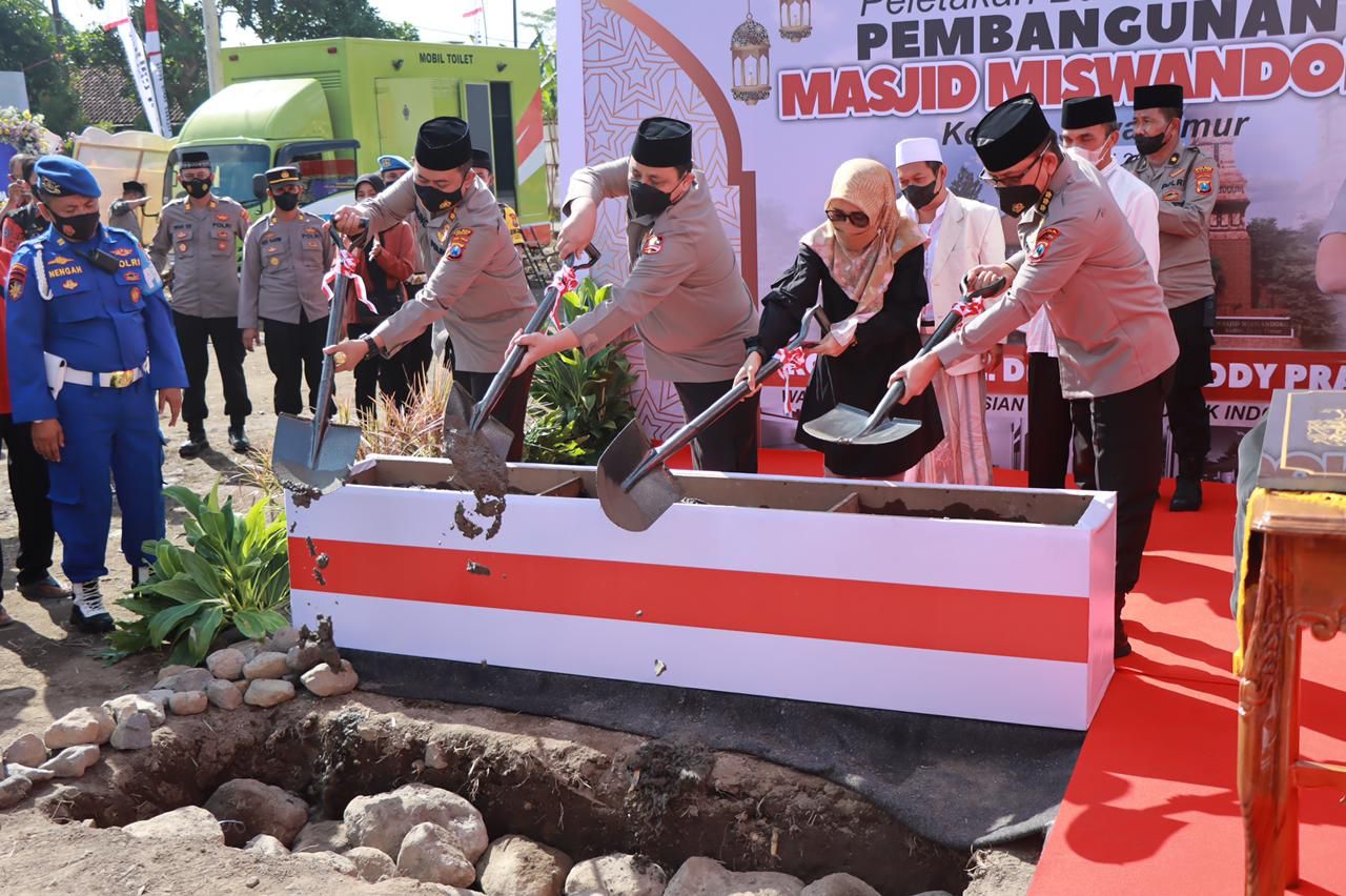 Waka Polri letakan batu pertama pembangunan Masjid Miswandoko, Kediri