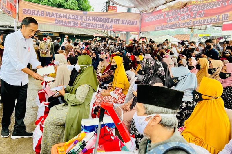 Presiden bagi bansos dan cek harga minyak goreng di Pasar Baros Serang Presiden bagi bansos dan cek harga minyak goreng di Pasar Baros Serang