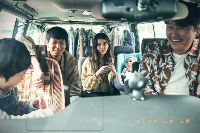 IU ingin lebih banyak berakting sejak main di film Broker IU ingin lebih banyak berakting sejak main di film Broker