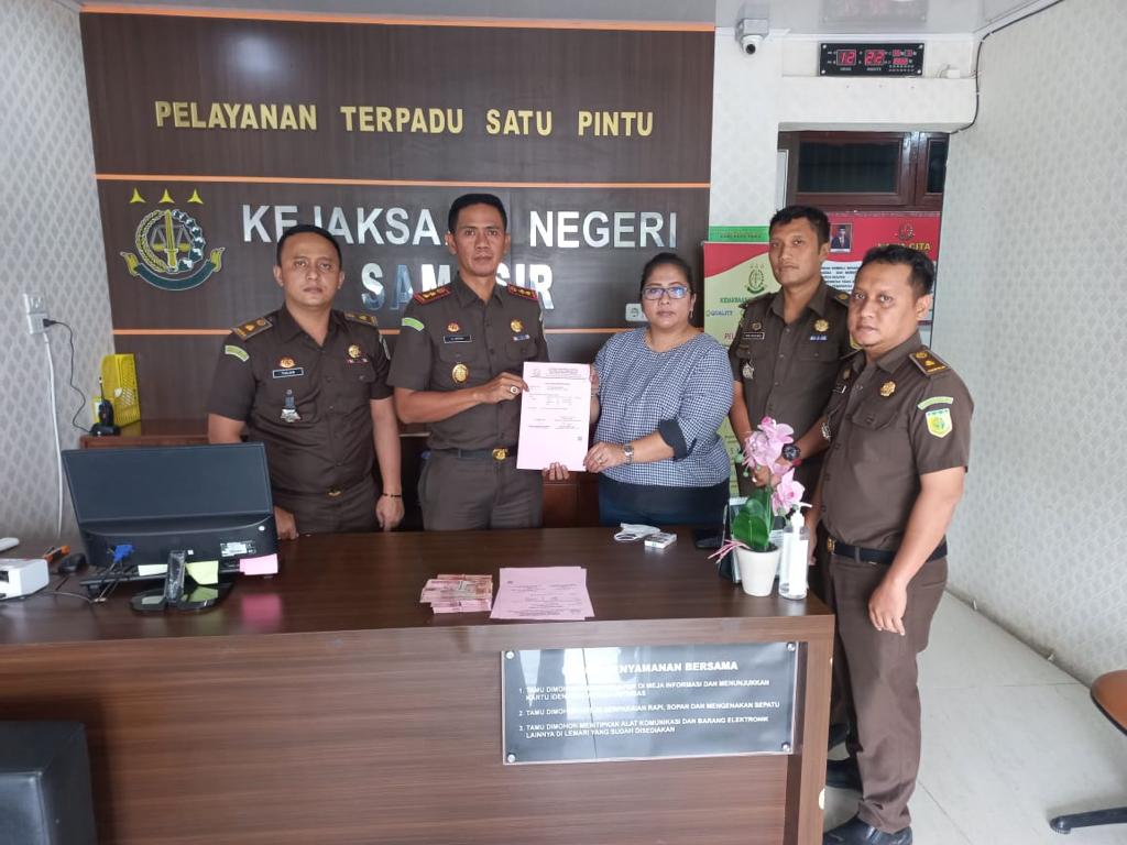 Mantan Sekda Tobasa bayar denda putusan PN Tipikor ke Kejari Samosir Mantan Sekda Tobasa bayar denda putusan PN Tipikor ke Kejari Samosir