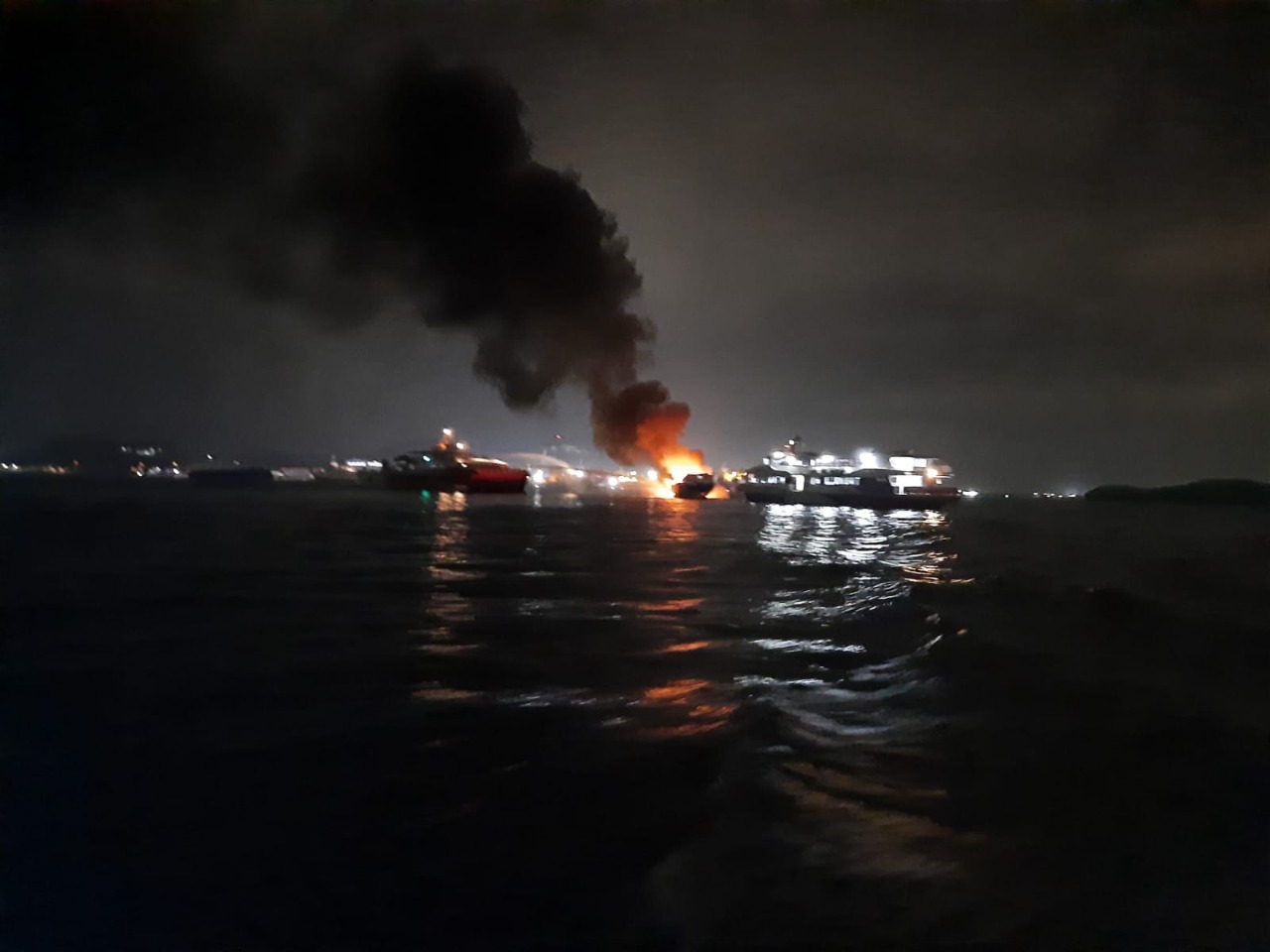 Bakamla RI amankan Kapal Dumai Line 5 yang terbakar Bakamla RI amankan Kapal Dumai Line 5 yang terbakar