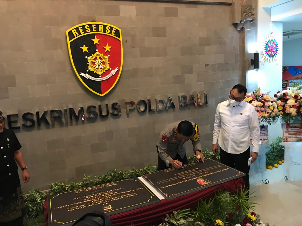 Diduga bikin konten porno dan judi online, selebgram digerebek polisi Diduga bikin konten porno dan judi online, selebgram digerebek polisi