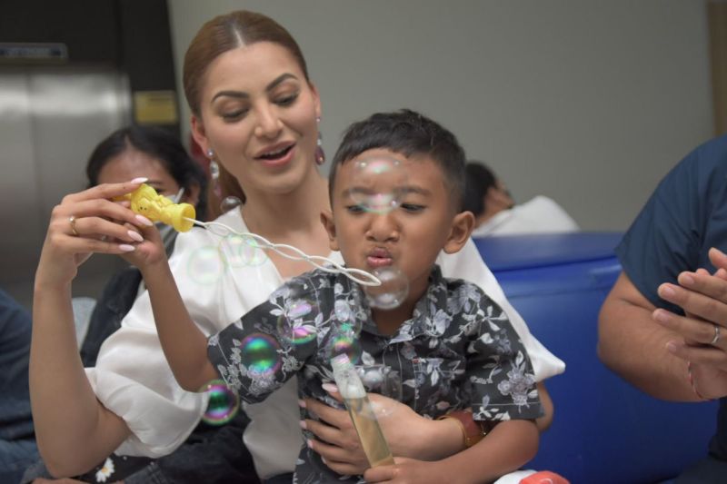 Aktris India Urvashi Rautela kunjungi pasien bibir sumbing di Bali Aktris India Urvashi Rautela kunjungi pasien bibir sumbing di Bali