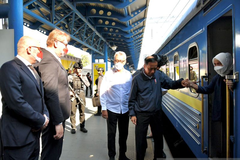Presiden Joko Widodo dan Ibu Iriana tiba di Kyiv