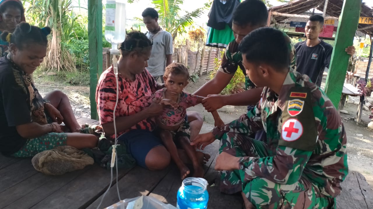 Alami kejang, Satgas Pamtas Yonif 126/KC sigap obati Alin Alami kejang, Satgas Pamtas Yonif 126/KC sigap obati Alin