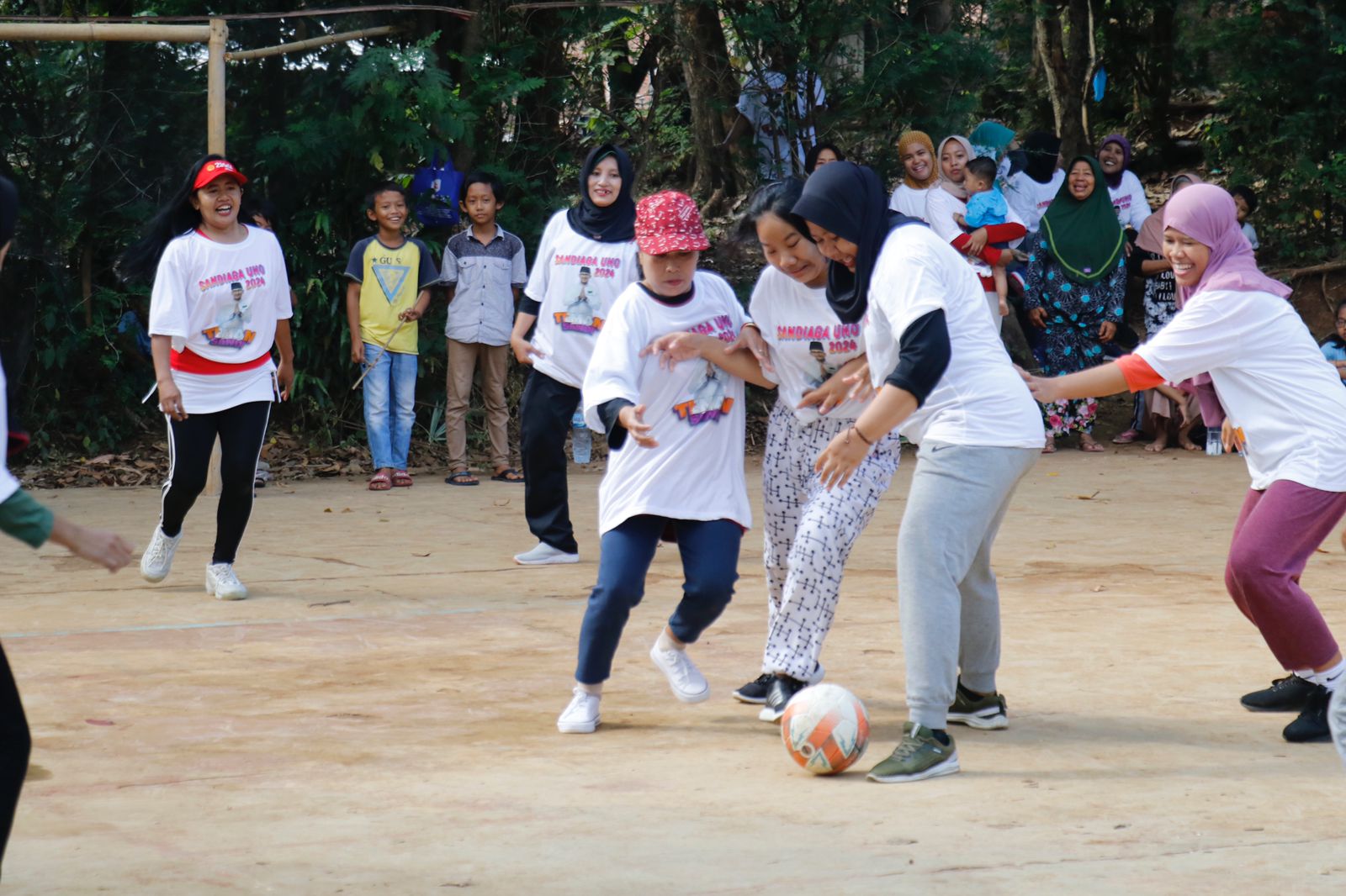 Lomba unik warga Demak saat deklarasikan Sandiaga maju Pilpres 2024 Lomba unik warga Demak saat deklarasikan Sandiaga maju Pilpres 2024