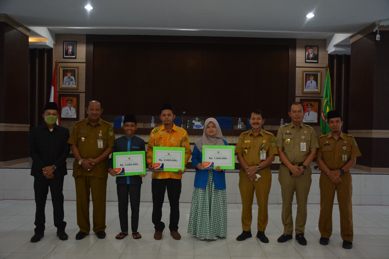 Plt Bupati Langkat serahkan bansos untuk pelajar dan mahasiswa Plt Bupati Langkat serahkan bansos untuk pelajar dan mahasiswa