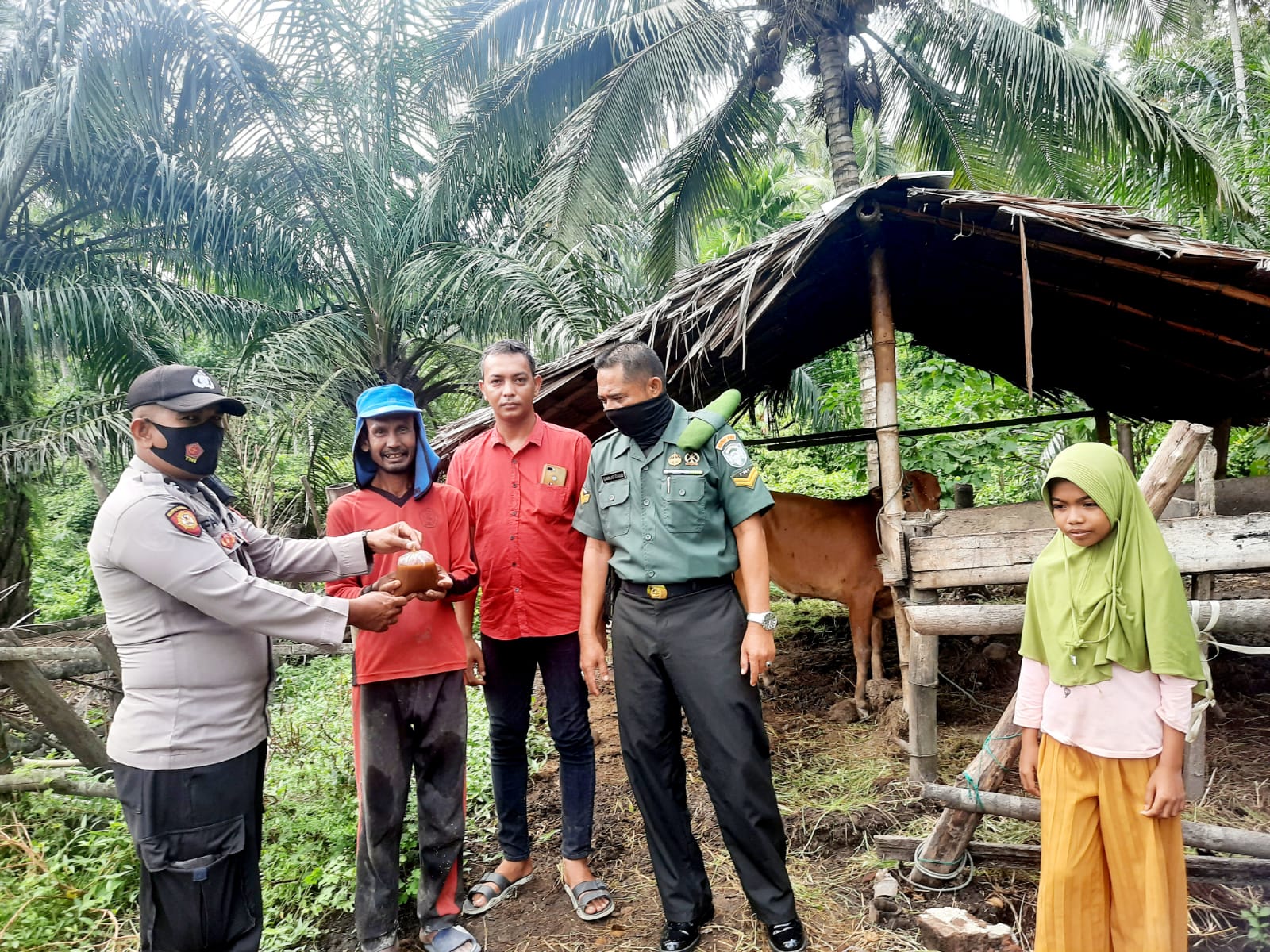 Pengecekan ternak, personel Polsek Nisam serahkan eco enzyme kepada pemilik hewan Pengecekan ternak, personel Polsek Nisam serahkan eco enzyme kepada pemilik hewan