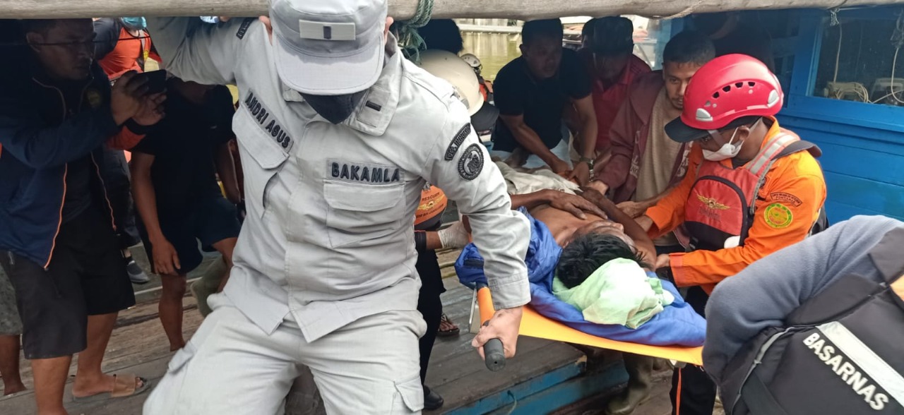 SPKKL Sambas Bakamla RI evakuasi nelayan alami keracunan gas freon AC SPKKL Sambas Bakamla RI evakuasi nelayan alami keracunan gas freon AC