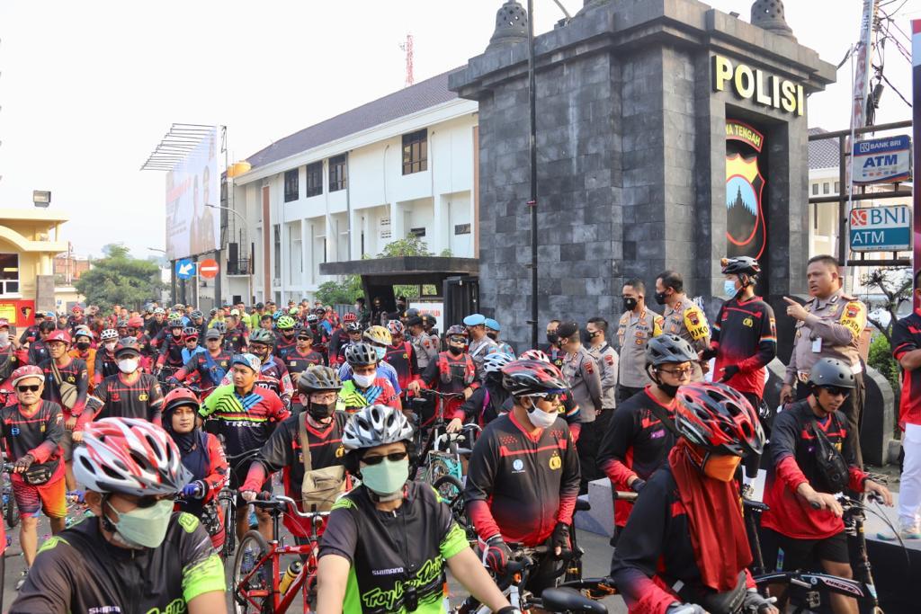 Ribuan warga Semarang dan awak media ikuti Sepeda Gembira Semarak Bhayangkara Ribuan warga Semarang dan awak media ikuti Sepeda Gembira Semarak Bhayangkara