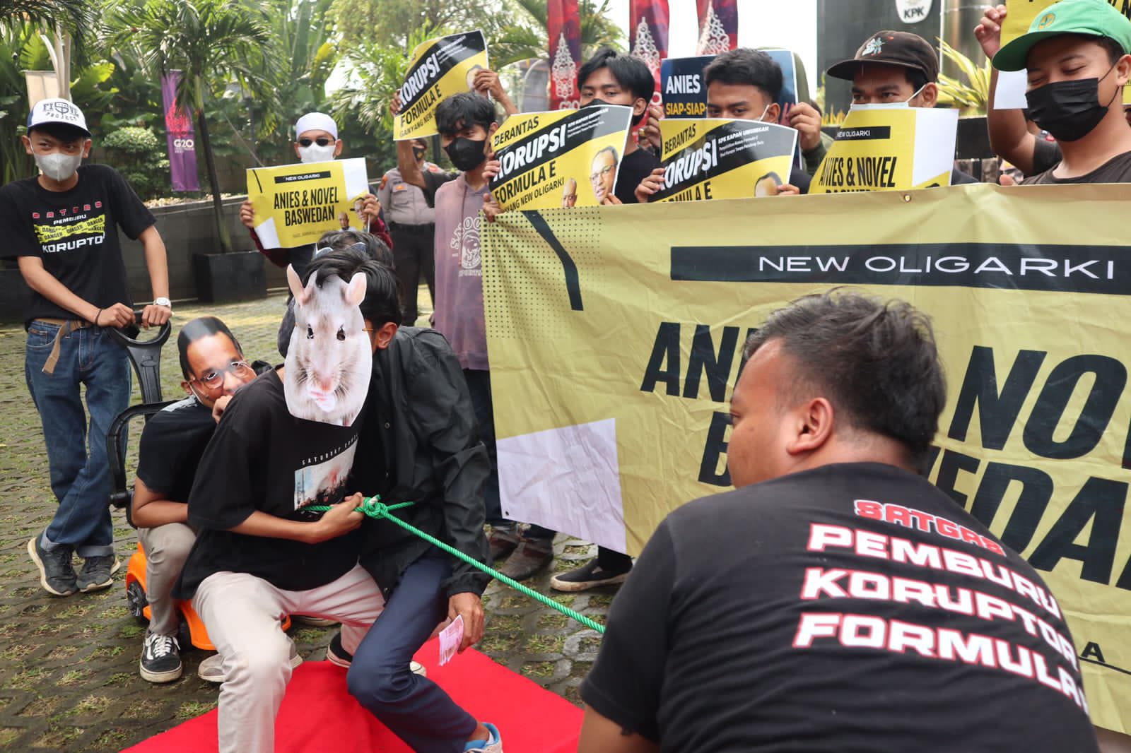 Geruduk Bank DKI, massa gelar aksi usut dugaan korupsi Formula E Geruduk Bank DKI, massa gelar aksi usut dugaan korupsi Formula E