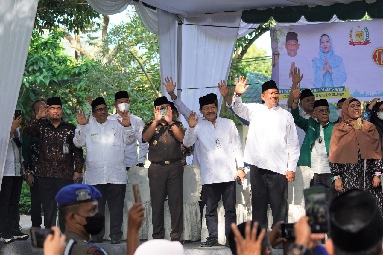 Plt Bupati Langkat bekali JCH sambel ikan teri dan bumbu pecel Plt Bupati Langkat bekali JCH sambel ikan teri dan bumbu pecel