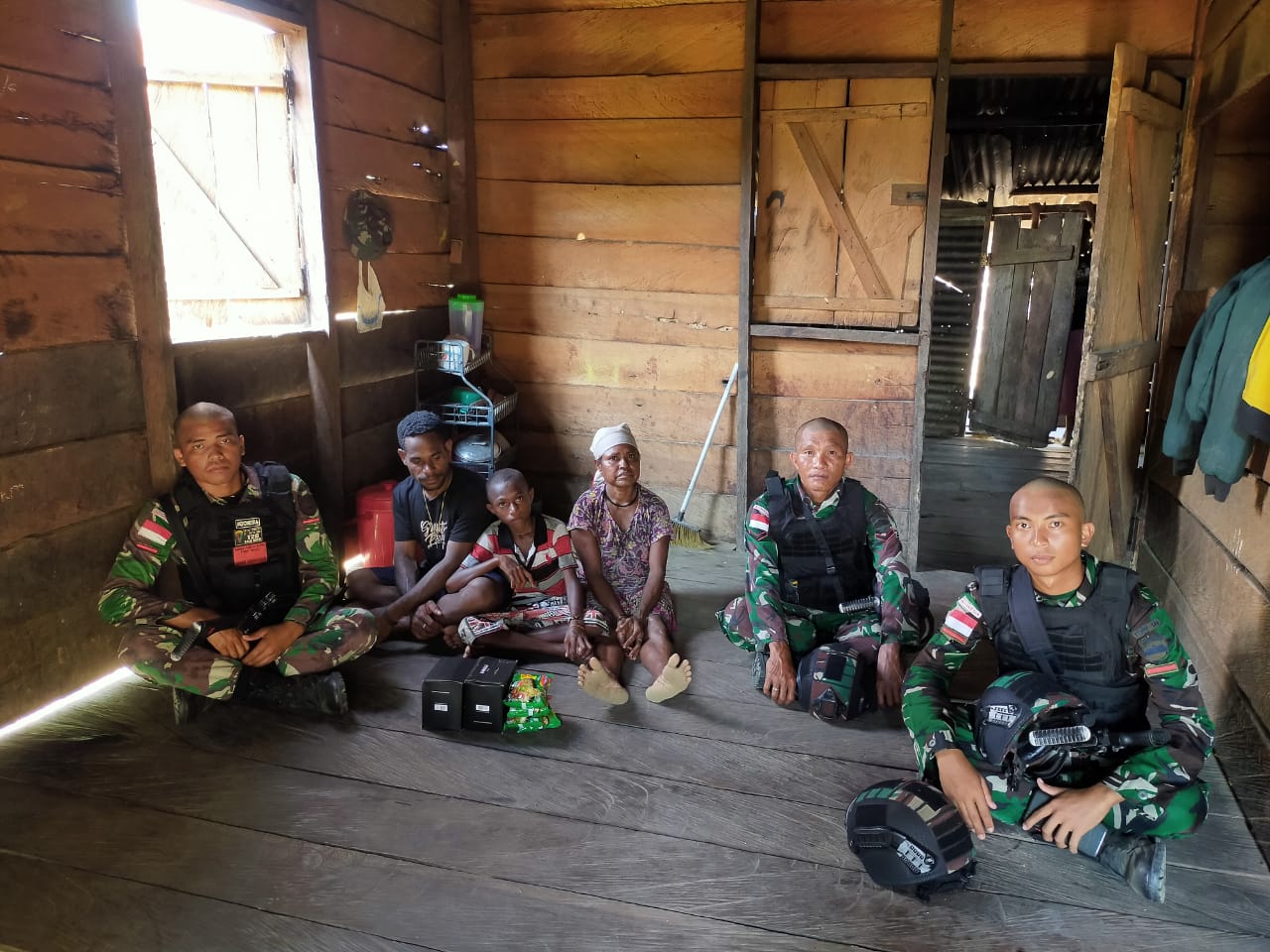 Satgas Pamtas RI-PNG Yonif 126/KC bagikan sembako untuk warga perbatasan Satgas Pamtas RI-PNG Yonif 126/KC bagikan sembako untuk warga perbatasan