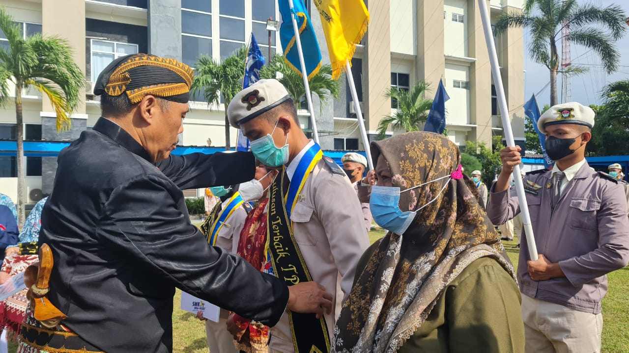 Ratusan siswa SMKN Jateng diwisuda, 80 persen langsung diterima kerja  