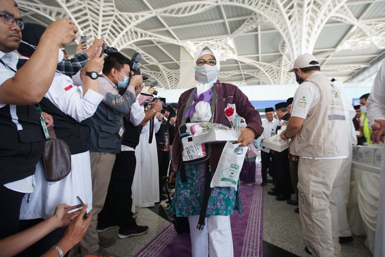 Perdana, Jemaah Haji Kloter 1 Embarkasi Solo mendarat di Madinah Perdana, Jemaah Haji Kloter 1 Embarkasi Solo mendarat di Madinah