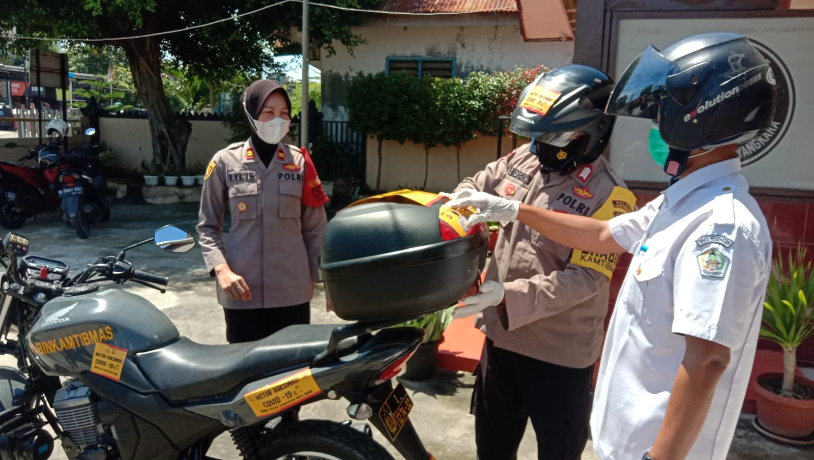 Kapolsek Syamtalira Bayu fungsikan kendaraan operasional untuk layanan vaksinasi Covid-19