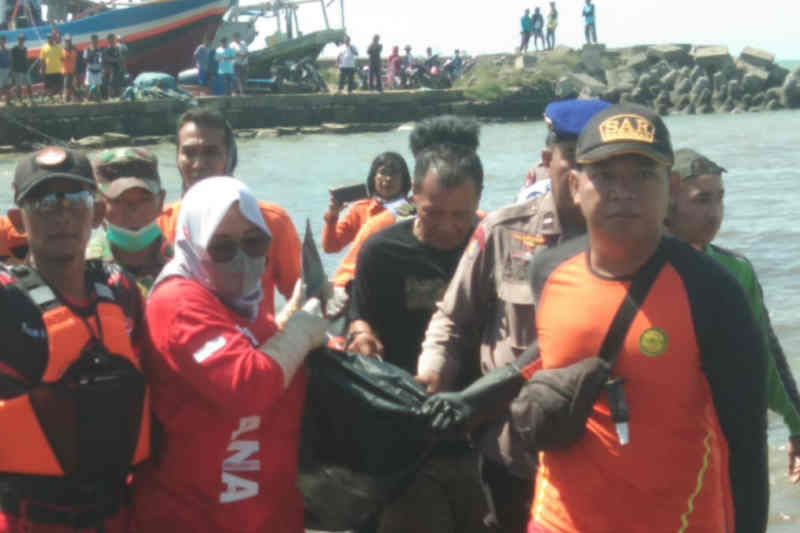 Tim SAR temukan dua nelayan Indramayu tewas tenggelam Tim SAR temukan dua nelayan Indramayu tewas tenggelam