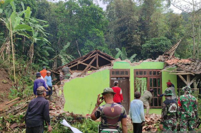 BPBD Kabupaten Kediri tangani bencana longsor timpa rumah BPBD Kabupaten Kediri tangani bencana longsor timpa rumah