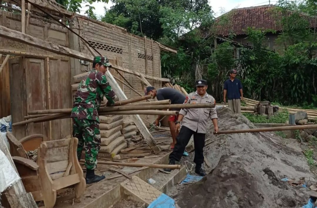 Babinsa bantu renovasi rumah warga tak layak huni di Boyolali Babinsa bantu renovasi rumah warga tak layak huni di Boyolali