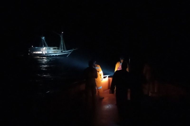 Tim SAR selamatkan puluhan wisatawan asing di Selat Lombok Tim SAR selamatkan puluhan wisatawan asing di Selat Lombok
