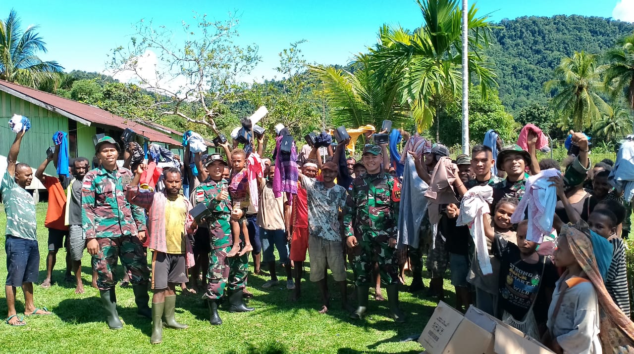 Satgas Pamtas Yonif 126/KC bagikan pakaian kepada warga perbatasan Papua Satgas Pamtas Yonif 126/KC bagikan pakaian kepada warga perbatasan Papua
