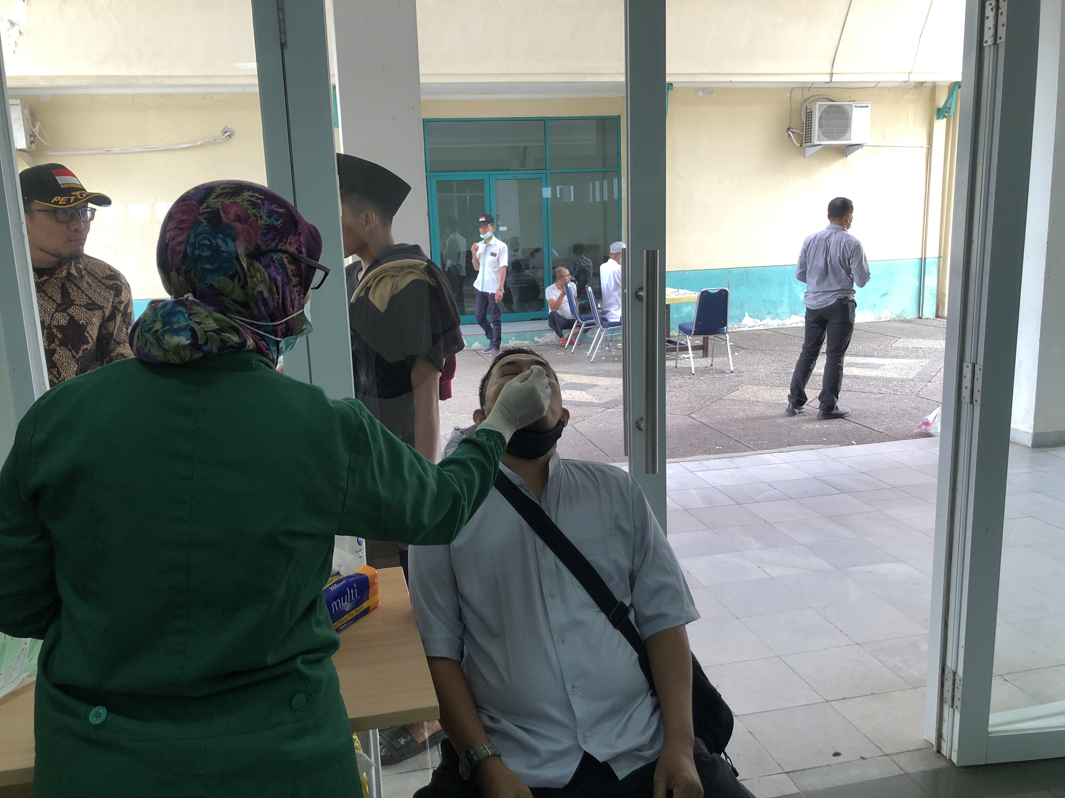 Petugas Haji Daker Mekkah melaksanakan test PCR di Asrama Haji Pondok Gede Petugas Haji Daker Mekkah melaksanakan test PCR di Asrama Haji Pondok Gede