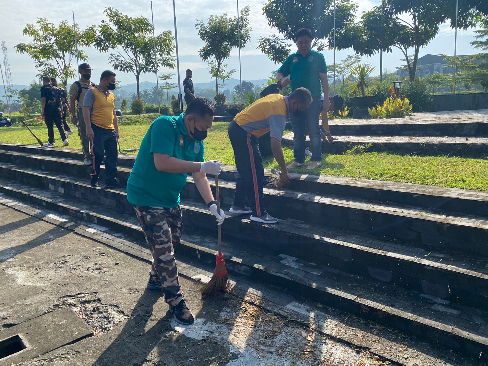 Rangkaian HUT Bhayangkara ke-76, Polres Salatiga bersih-bersih kota Rangkaian HUT Bhayangkara ke-76, Polres Salatiga bersih-bersih kota