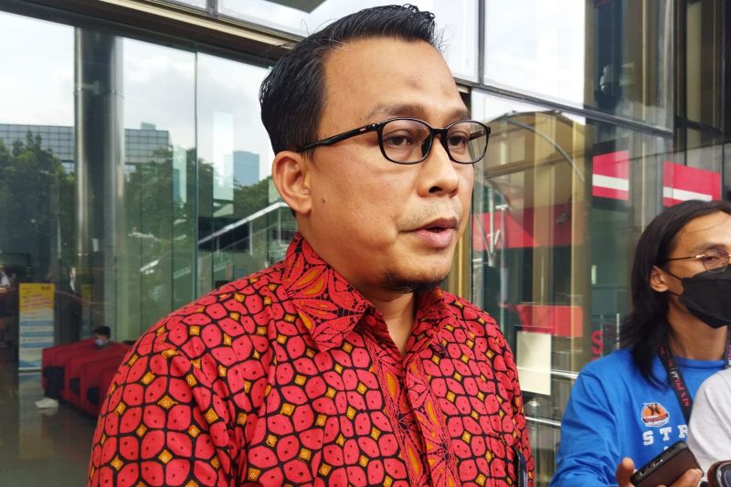 KPK periksa adik Bupati Muna sebagai tersangka KPK periksa adik Bupati Muna sebagai tersangka