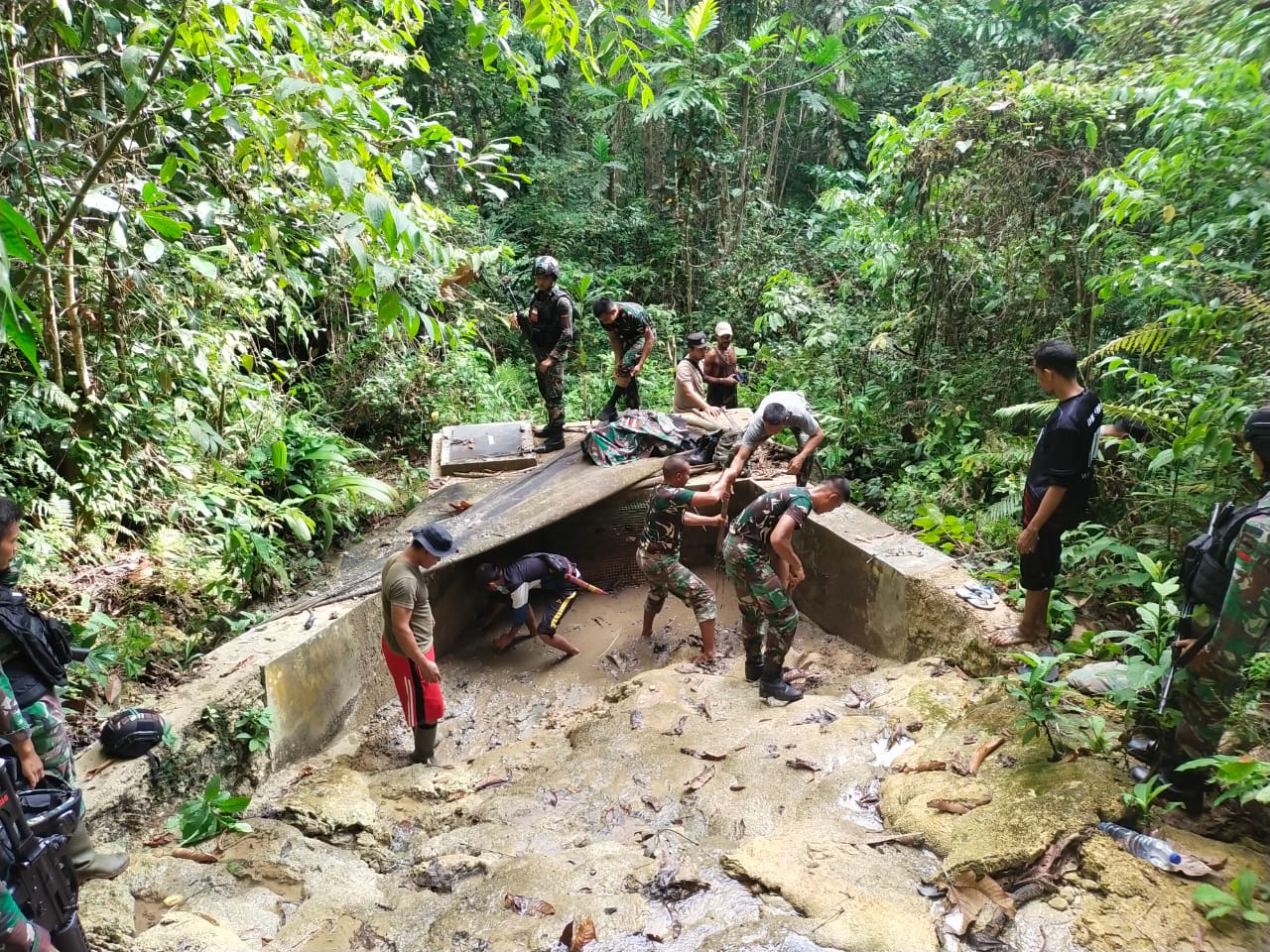Satgas Yonif 126/KC bantu warga perbatasan Papua perbaiki pipa air Satgas Yonif 126/KC bantu warga perbatasan Papua perbaiki pipa air