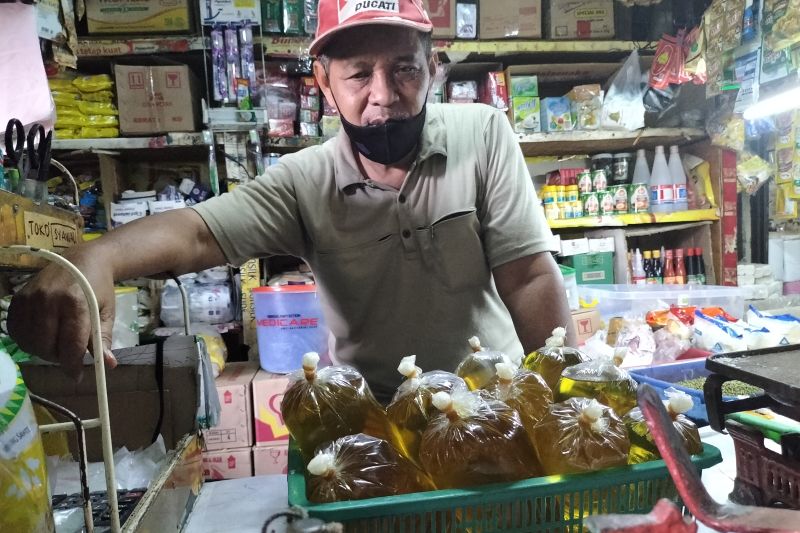 Pasar Slipi belum terapkan PeduliLindungi untuk pembeli minyak curah Pasar Slipi belum terapkan PeduliLindungi untuk pembeli minyak curah