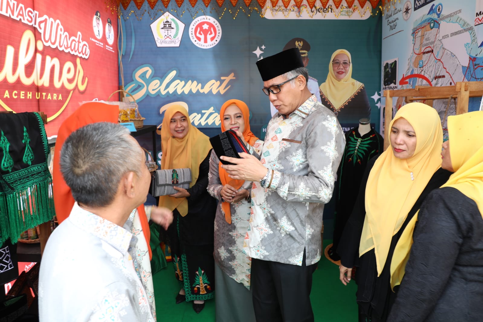 Bupati Aceh utara dukung Dekranas ikut pemeran kerajinan dan makanan khas unggulan Bupati Aceh utara dukung Dekranas ikut pemeran kerajinan dan makanan khas unggulan