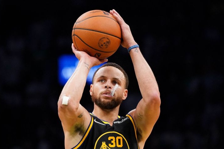 Curry borong 43 poin, Warriors rebut Gim 4 demi imbangi Celtics 2-2