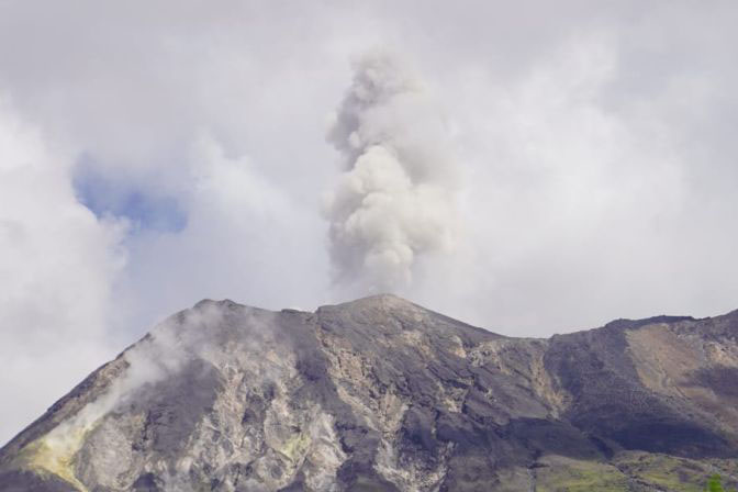 Erupsi setinggi 700 meter terjadi di puncak gunung Ile Lewotolok Erupsi setinggi 700 meter terjadi di puncak gunung Ile Lewotolok
