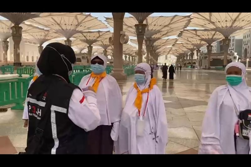 Jemaah calon haji diminta tetap bersandal di pelataran Masjid Nabawi Jemaah calon haji diminta tetap bersandal di pelataran Masjid Nabawi