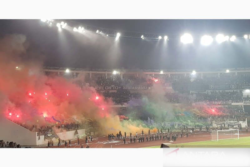 Laga PSIS lawan Arema dua kali disetop akibat asap flare Laga PSIS lawan Arema dua kali disetop akibat asap flare