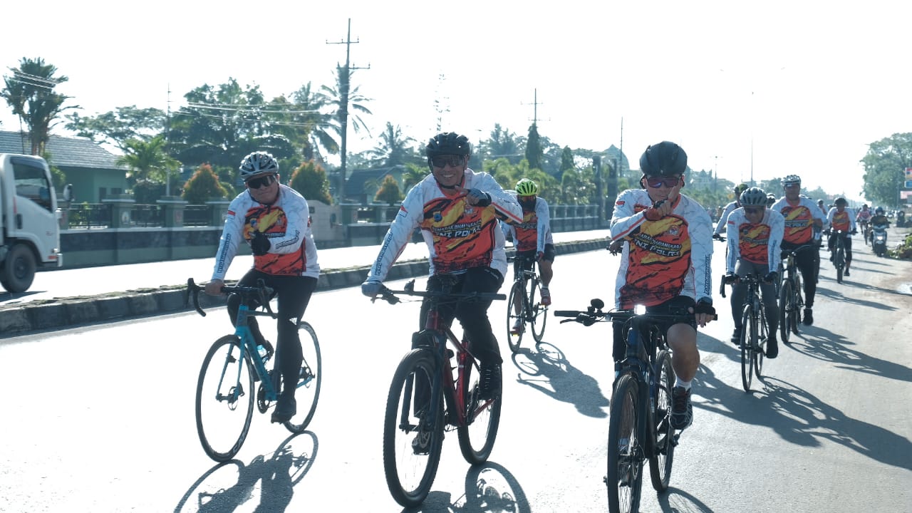 Wakapolda Kalsel lepas sepeda gembira peringati Hari Bhayangkara ke-76 Wakapolda Kalsel lepas sepeda gembira peringati Hari Bhayangkara ke-76