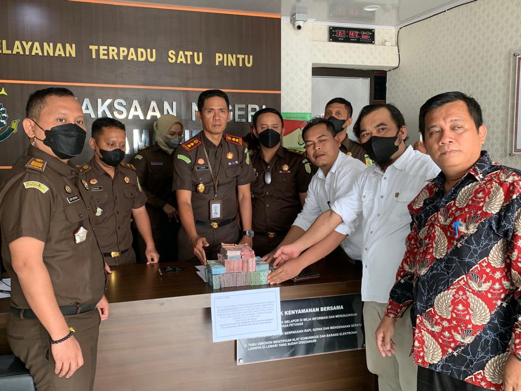 Kejari Samosir selamatkan uang negara dari perkara korupsi sebesar Rp200 juta Kejari Samosir selamatkan uang negara dari perkara korupsi sebesar Rp200 juta