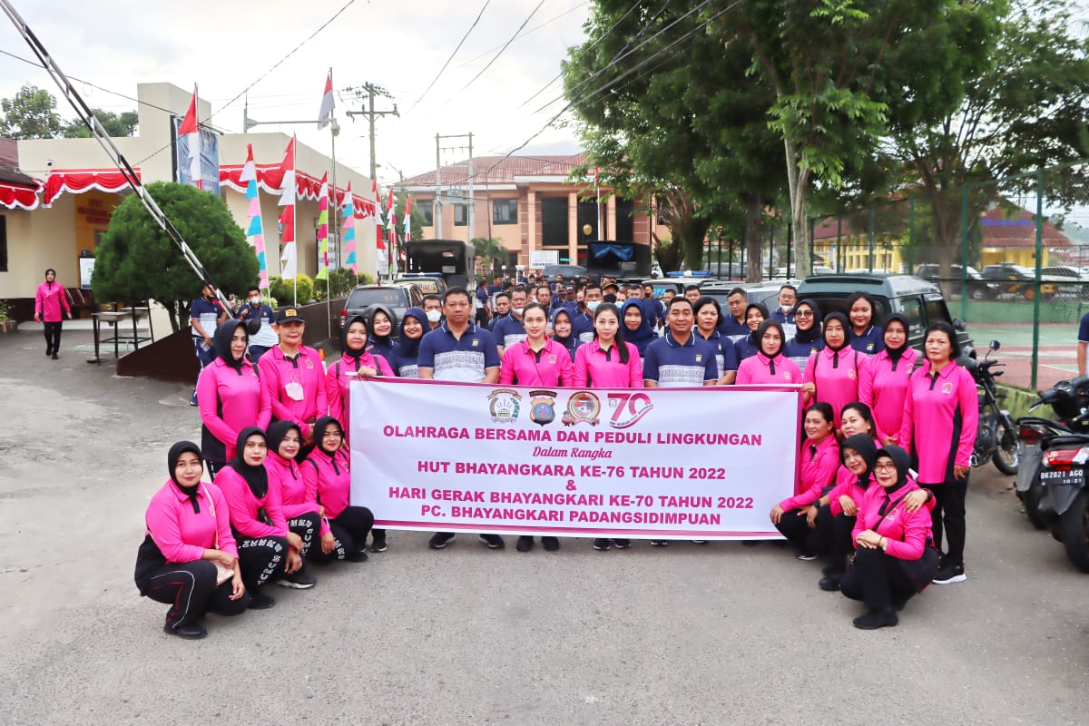 HUT Bhayangkara ke-76, Polres Padangsidimpuan gelar olah raga dan peduli lingkungan 