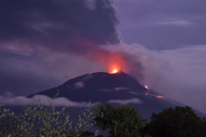 Gunung Ile Lewotolok di Lembata kembali erupsi Gunung Ile Lewotolok di Lembata kembali erupsi