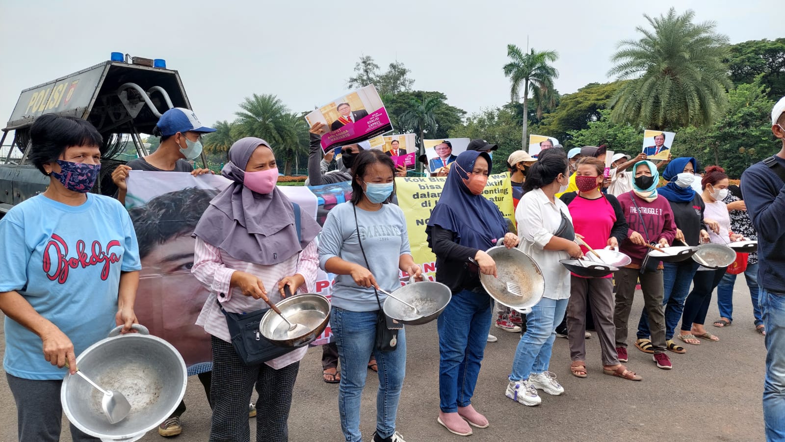 Aksi protes usut mafia minyak goreng, emak-emak pukuli wajan dan panci