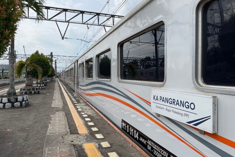 KAI selesaikan evakuasi longsor di rel kereta KM 38+5 Stasiun Cibadak KAI selesaikan evakuasi longsor di rel kereta KM 38+5 Stasiun Cibadak