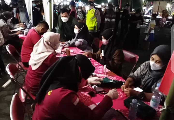 Gerai vaksinasi Covid-19 buka tiap akhir pekan di pasar malam Alun-Alun Satya Negara, Sukoharjo 