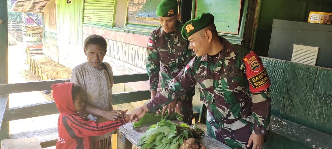 Unik, warga barter hasil kebun kepada Satgas Pamtas Yonif 126/KC Unik, warga barter hasil kebun kepada Satgas Pamtas Yonif 126/KC