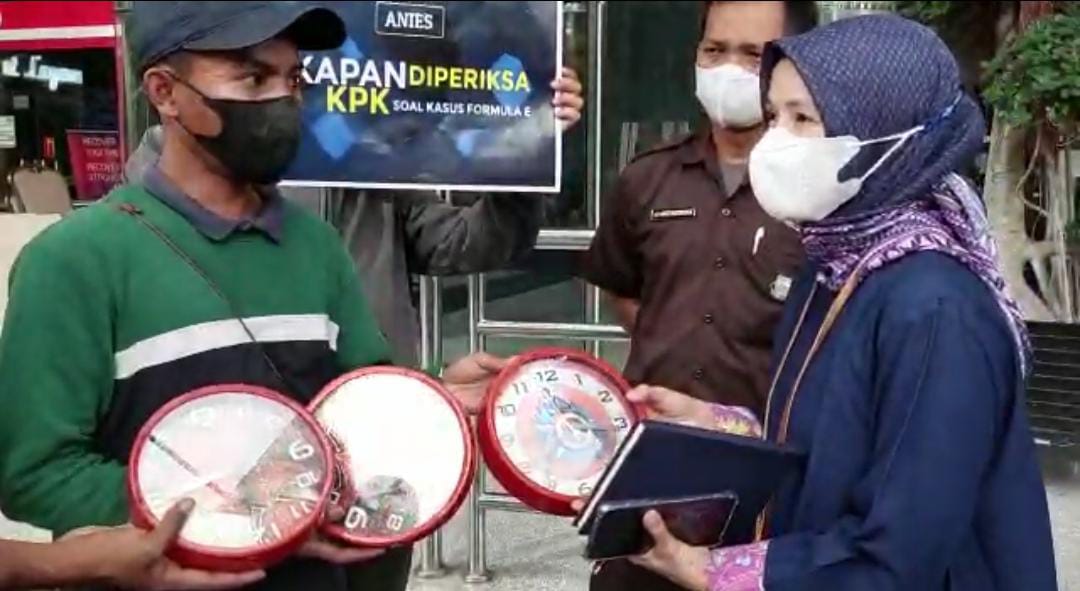 Beri jam dinding, massa minta KPK segera umumkan hasil penyelidikan Formula E Beri jam dinding, massa minta KPK segera umumkan hasil penyelidikan Formula E